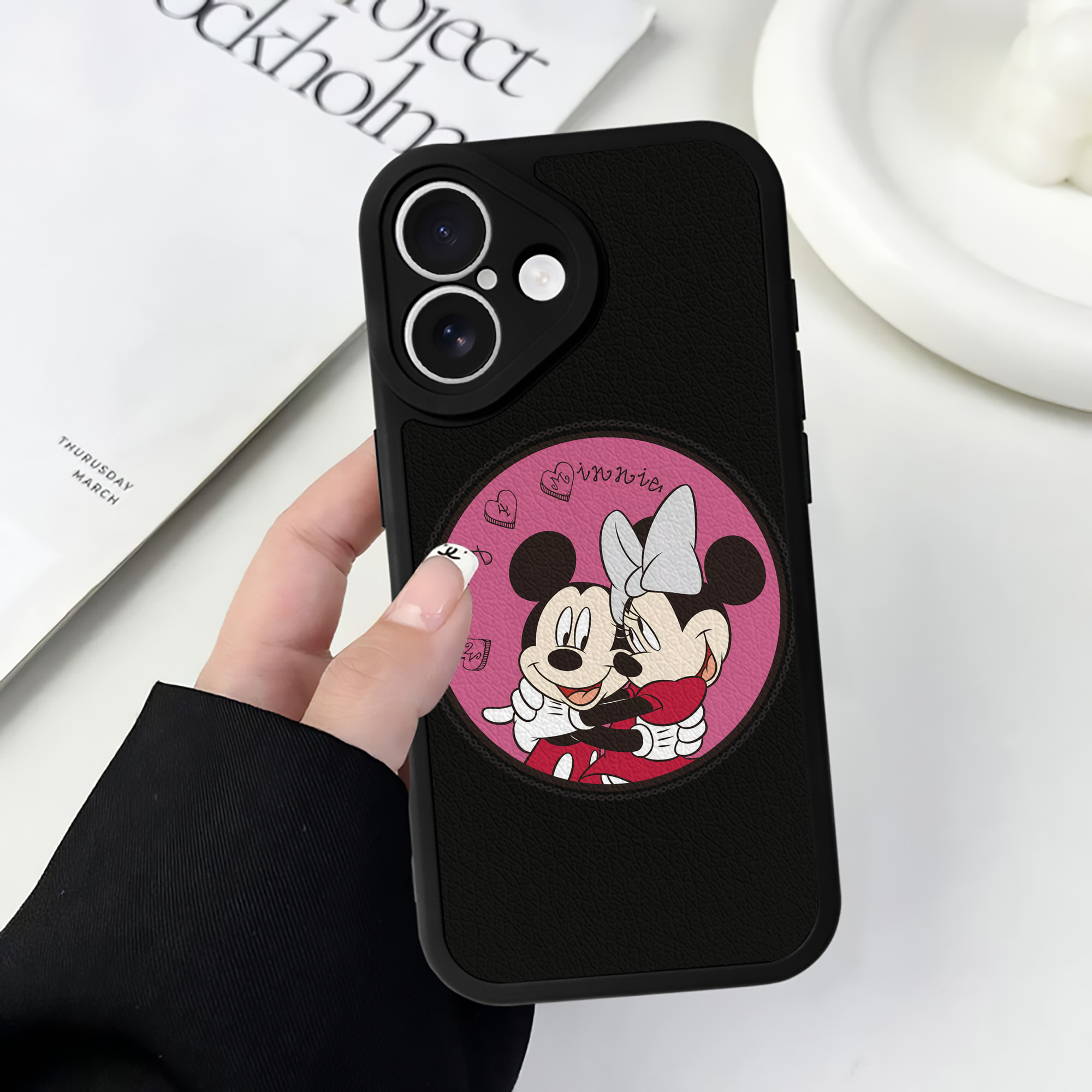（画像用） ミッキーマウス Mickey Mouse 【iPhone 16シリーズ対応】シリコンスマホケース（レザー調） 材質：シリコン